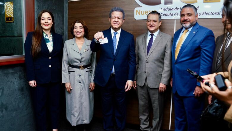 Leonel Fernández muestra su nueva cédula y afirma: “es la prueba de que el sistema funciona”