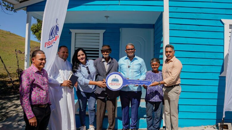 Propeep entrega vivienda remozada y amueblada a pareja de envejecientes en Las Lagunas de Azua