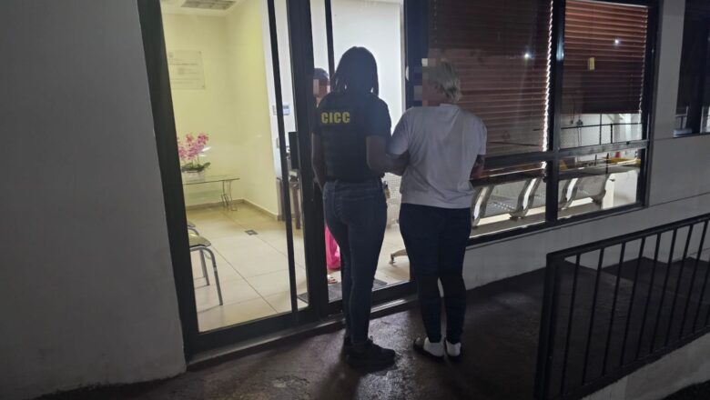 ATRAPAN MUJER PRETENDÍA SALIR DEL PAÍS POR EL AILA; ES VINCULADA A DECOMISO DE 14 PAQUETES DE COCAÍNA