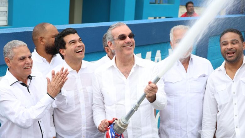 Presidente Luis Abinader y Wellington Arnaud, director del INAPA, inauguran acueducto de Villa Altagracia