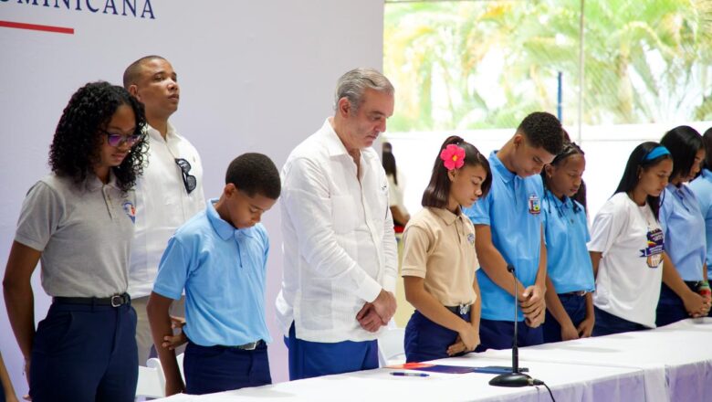 Presidente Abinader insta a jóvenes a estudiar carreras relacionadas con las ciencias y los idiomas que tienen una alta demanda nacional