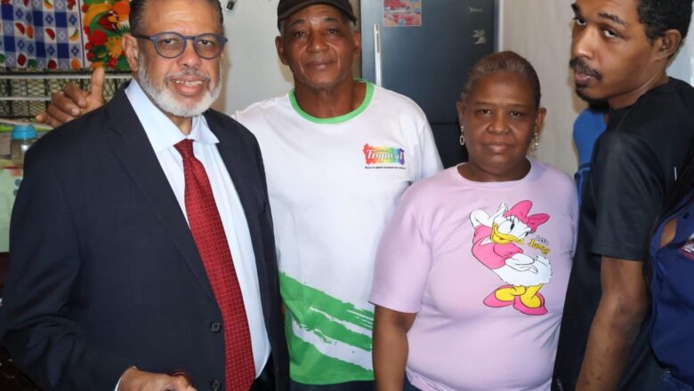 Modesto Guzman Director de Desarrollo de la Comunidad entrega casa remozada con enseres a familia con hijos con discapacidad