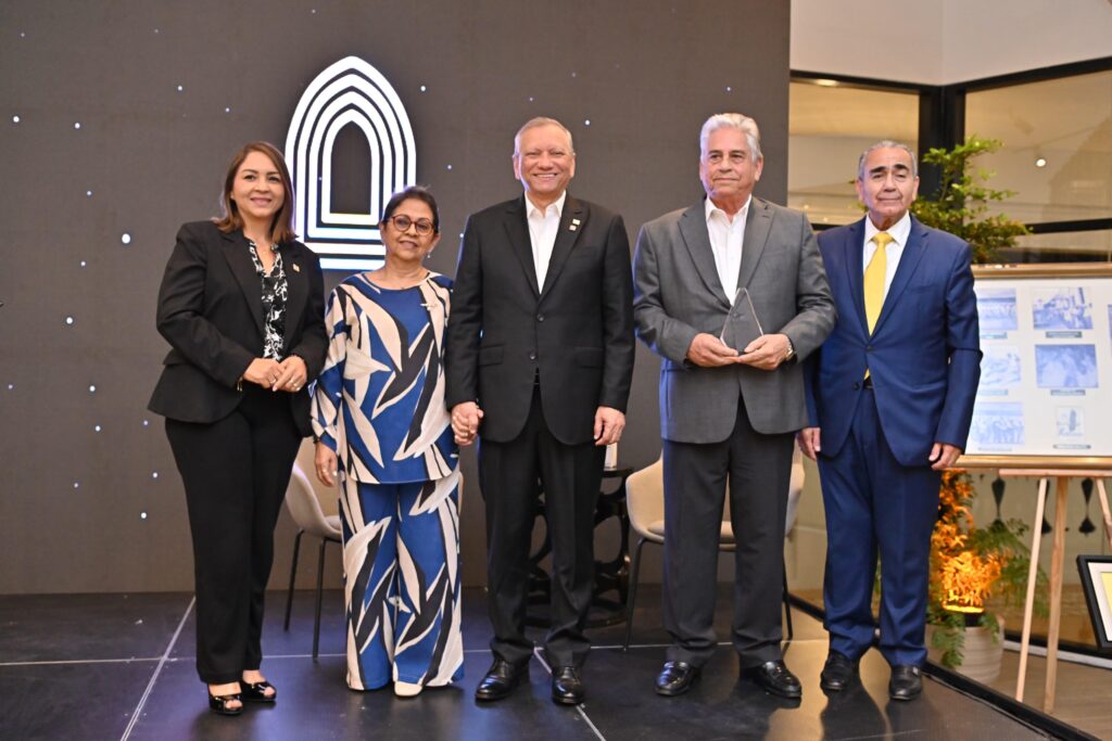 Banreservas reconoce a Winston “Chilote” Llenas en homenaje a los 93 años de las Águilas Cibaeñas