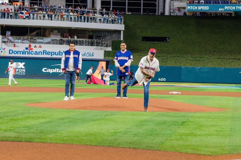 Abinader realiza lanzamiento de honor previo al debut victorioso de RD en el CMB