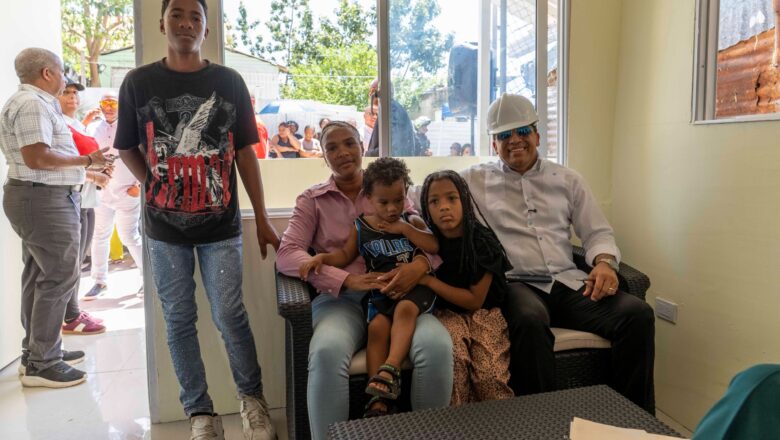 Alcalde Dío Astacio cumple su promesa y entrega vivienda a madre soltera en el sector La Grúa de Mendoza