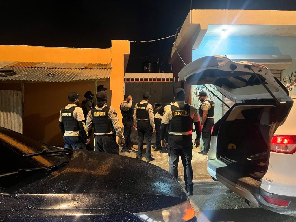 INTERVIENEN SECTORES EN HIGUEY; SACAN DE CIRCULACIÓN MÁS DE 7,500 GRAMOS, TRES ARMAS DE FUEGO, DINERO Y OTRAS EVIDENCIAS