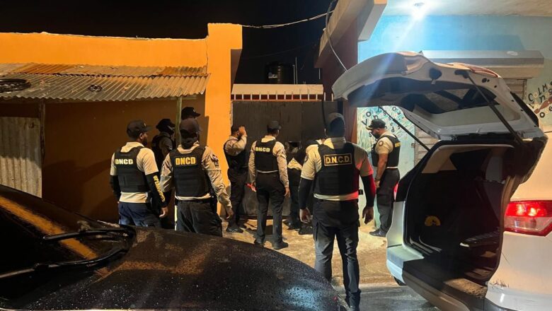 INTERVIENEN SECTORES EN HIGUEY; SACAN DE CIRCULACIÓN MÁS DE 7,500 GRAMOS, TRES ARMAS DE FUEGO, DINERO Y OTRAS EVIDENCIAS
