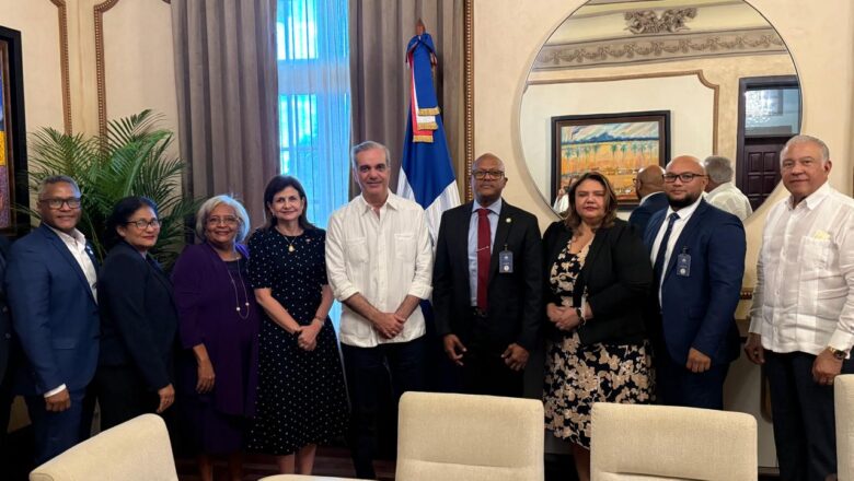 Presidente Luis Abinader se reúne con la directiva del Colegio Médico Dominicano (CMD)