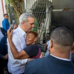 Presidente Abinader continúa supervisión en zonas vulnerables ante impacto de lluvias; durante visita a Los Platanitos, instruye a la alcaldía trabajar en solución definitiva a la laguna que afecta la zona