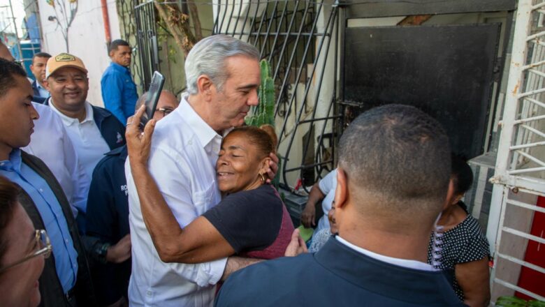 Presidente Abinader continúa supervisión en zonas vulnerables ante impacto de lluvias; durante visita a Los Platanitos, instruye a la alcaldía trabajar en solución definitiva a la laguna que afecta la zona