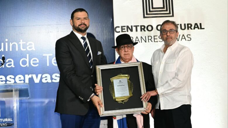Banreservas reconoce a Giovanny Cruz por su trayectoria y aportes a la escena dominicana