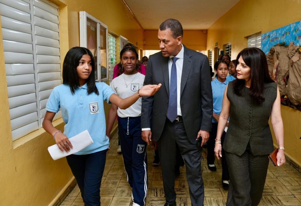 Indotel conecta a centro educativo Hogar Escuela Rosa Duarte con internet gratuito a través de Dominicana Conectada