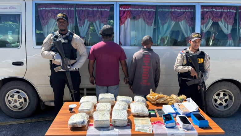 EN BARAHONA: DETIENEN CHOFER Y COBRADOR DE AUTOBÚS CON ONCE PAQUETES DE PRESUNTA MARIHUANA