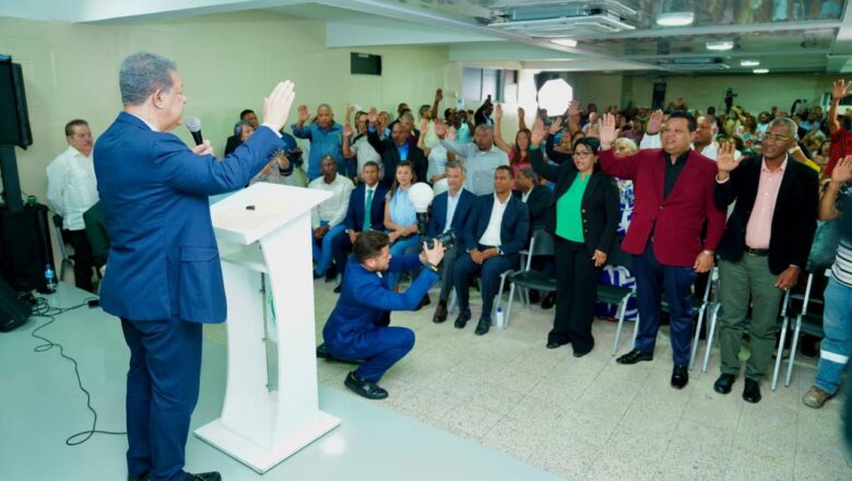 Leonel juramenta en la FP al director de la Sinfónica del Cibao, Ruddy Capellán, y a dirigentes políticos en Santiago