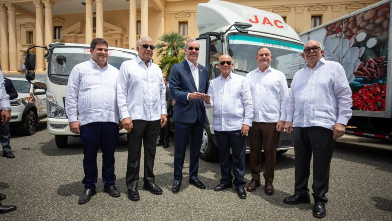 Presidente Abinader entrega 25 de 60 vehículos al INESPRE, a través del MAPRE, para fortalecer su capacidad operativa y ampliar distribución de alimentos a precios asequibles en todo el territorio nacional