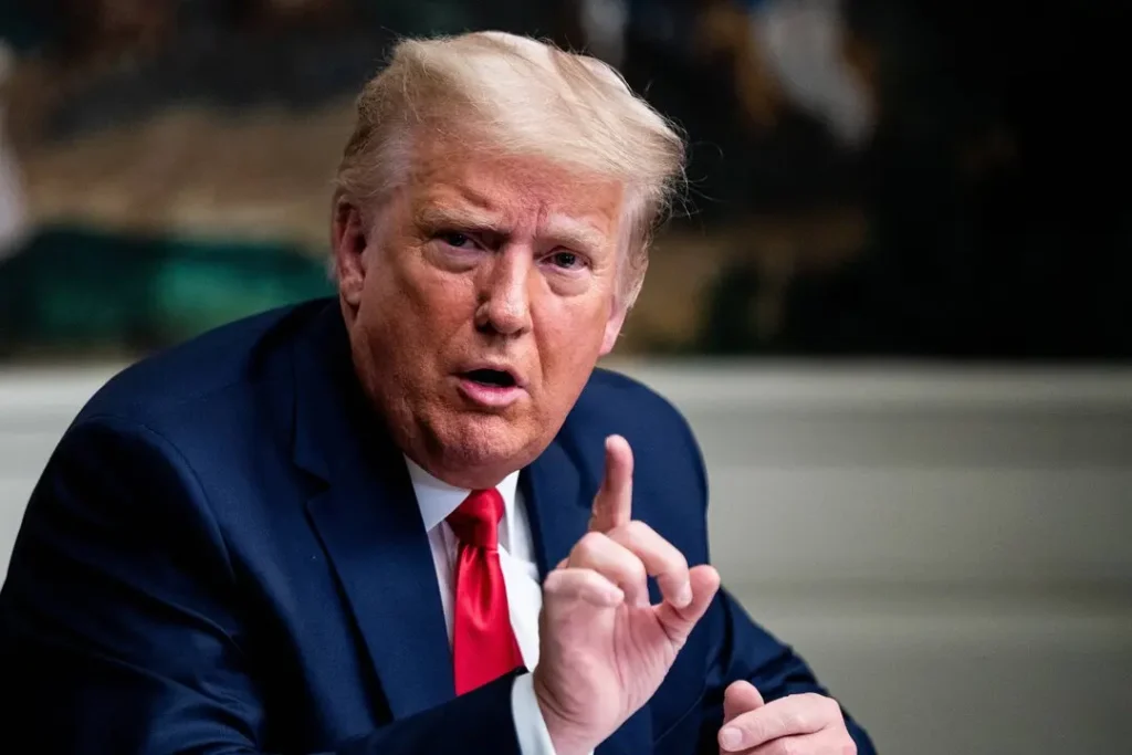 Presidente Donald Trump amenaza con una mayor fuerza militar contra Irán si no hay acuerdo y tras un cruce de fuego en Ormuz