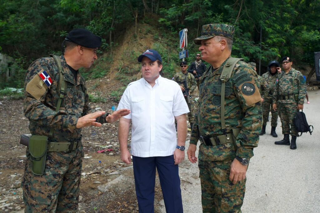 Ministros de Defensa y de la Presidencia realizan recorrido estratégico por la carretera Internacional para fortalecer la seguridad y el desarrollo en la frontera.