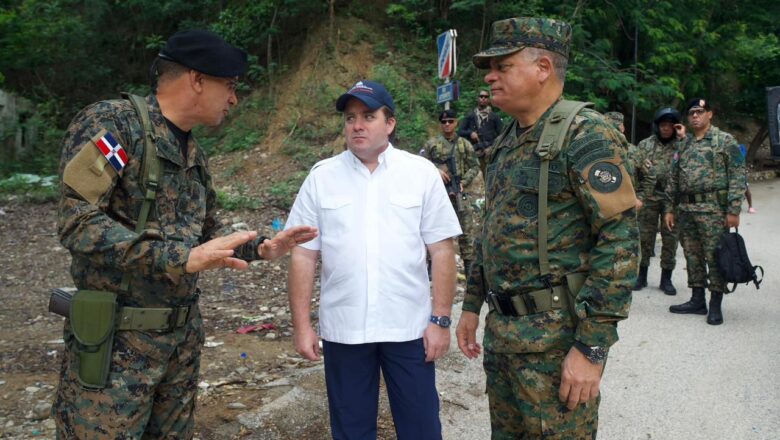 Ministros de Defensa y de la Presidencia realizan recorrido estratégico por la carretera Internacional para fortalecer la seguridad y el desarrollo en la frontera.