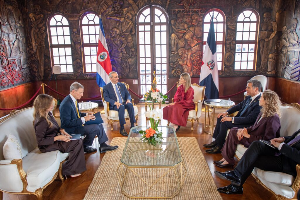 Abinader sostiene reunión bilateral con la mandataria electa Laura Fernández Delgado para continuar fortaleciendo los lazos fraternales, el comercio y la diplomacia entre ambos países