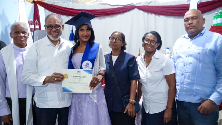 Desarrollo de la Comunidad impulsa el emprendimiento local; gradúa decenas de mujeres en San Cristóbal