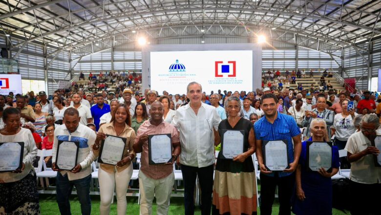 Presidente Abinader entrega 1,500 títulos de propiedad en Nuevo Domingo Savio y eleva a 3,500 los certificados otorgados en beneficio de unas 18,000 personas