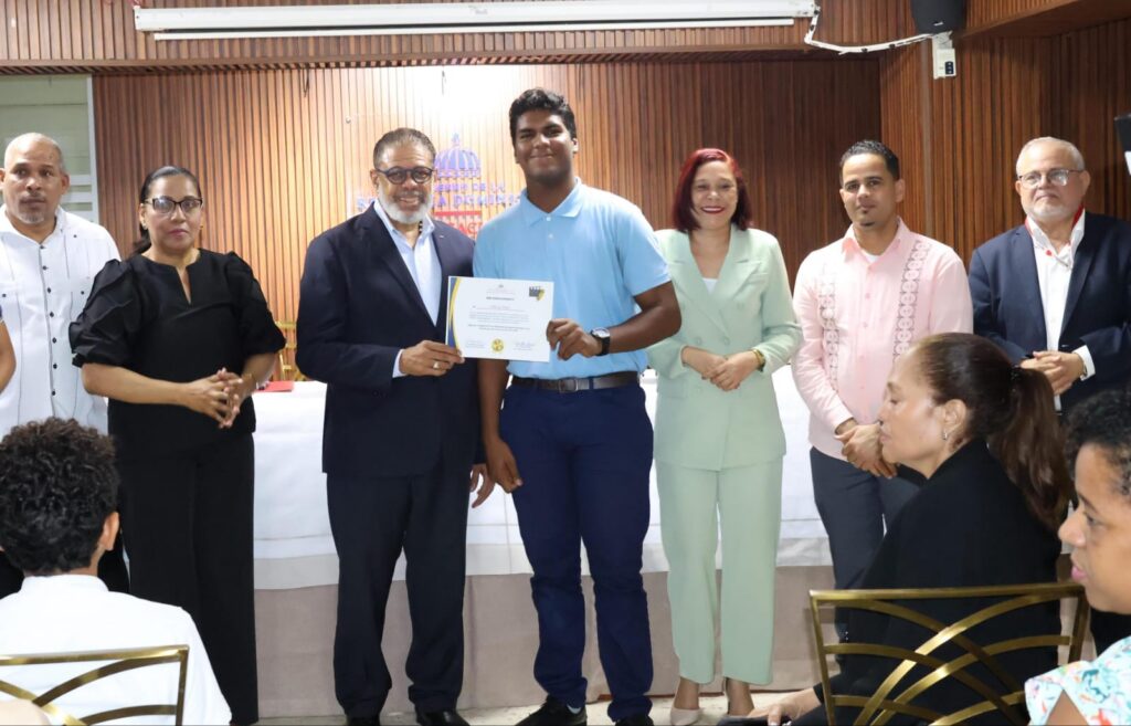 Desarrollo de la Comunidad reconoce estudiantes ganadores en concurso de cuentos y guion de cine