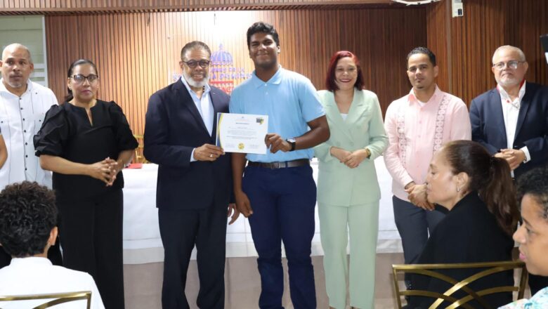 Desarrollo de la Comunidad reconoce estudiantes ganadores en concurso de cuentos y guion de cine