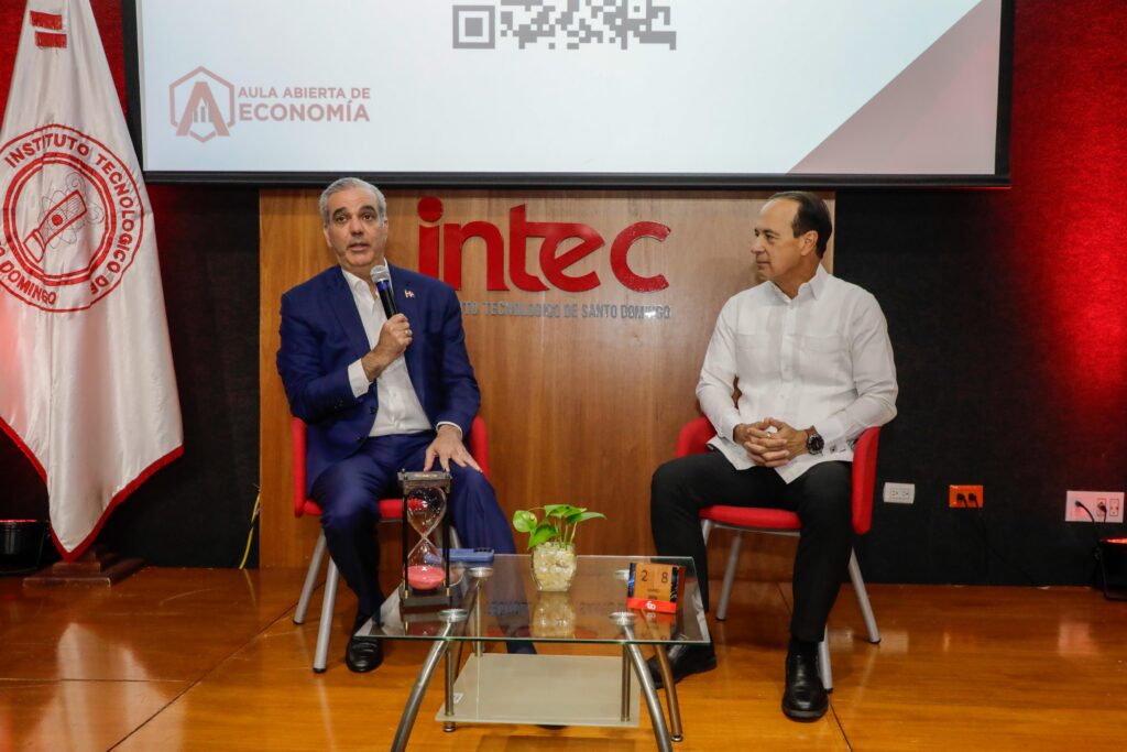 Presidente Luis Abinader aboga por un equilibrio entre eficiencia económica y justicia social durante encuentro en INTEC
