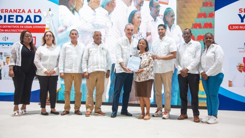 Presidente Luis Abinader entrega en Haina 1,279 títulos de propiedad y beneficia 6,385 personas