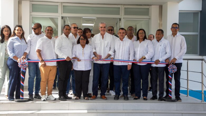 Presidente Abinader entrega remozamiento y ampliación del Hospital Materno Infantil Dr. Jaime Sánchez en Barahona, que beneficiará a miles de familias de toda la Región Enriquillo