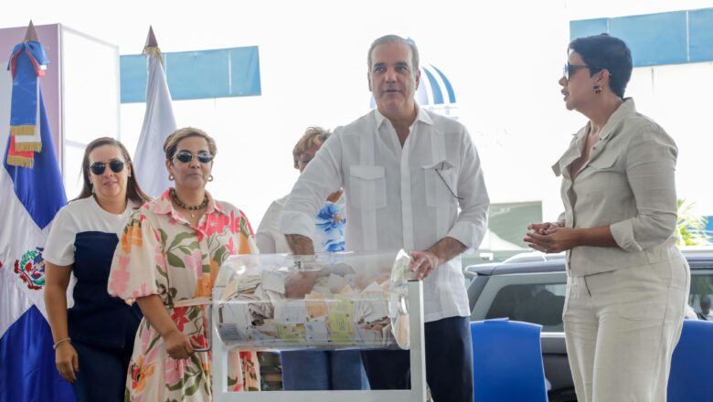 Presidente Abinader destaca sacrificio y fortaleza de las madres dominicanas durante jornada nacional “Madres que Sostienen”