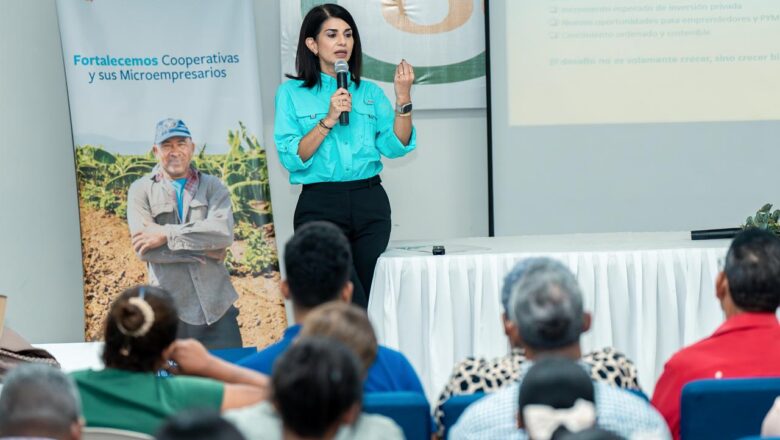 Fundación Reservas del País ofrece conferencia a microempresarios de Pedernales