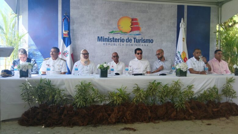 Ministro de Turismo, David Collado entrega 42 equipos a Alcaldías con vocación turística para recolección de desechos.