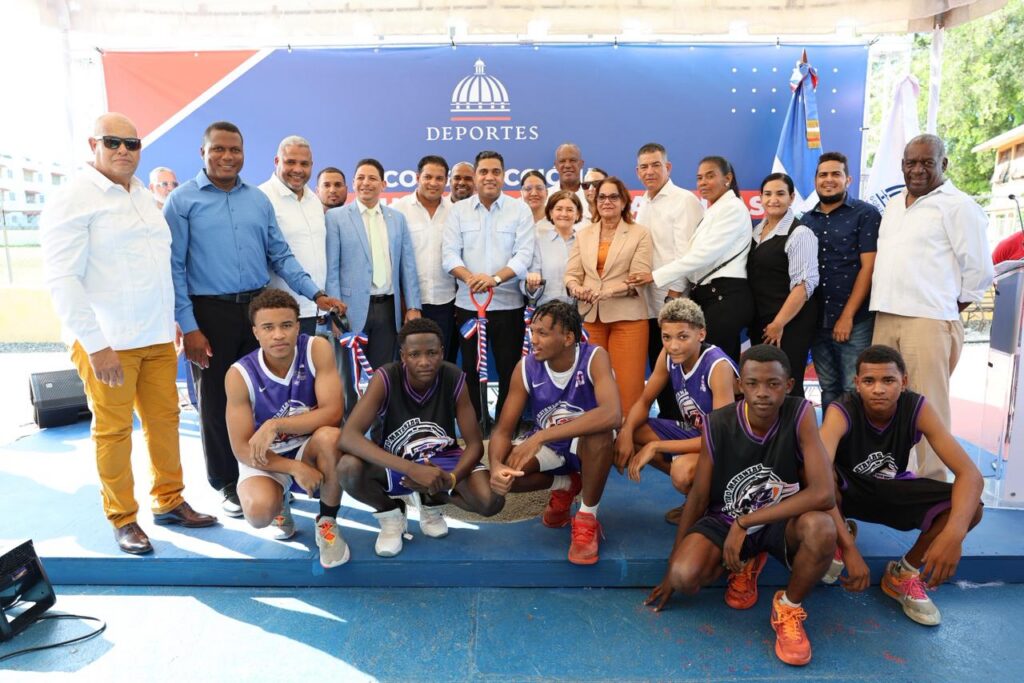 Ministro Kelvin Cruz inicia construcción del techado multiuso de Matanzas, Peravia, con inversión de RD$28 millones