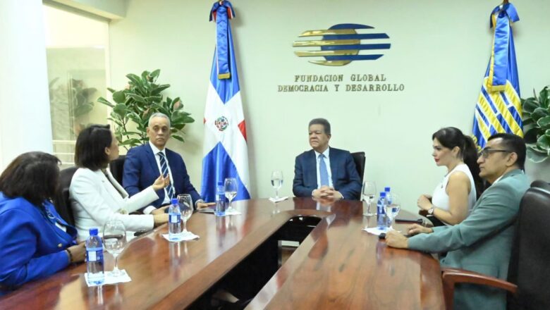 Leonel Fernández recibió este miércoles a la presidenta del Parlamento Centroamericano, Carla Gutiérrez