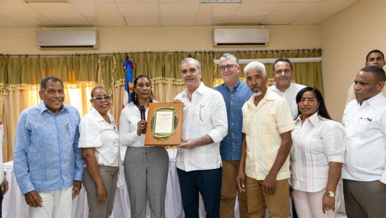 Asociación de Ganaderos de Duvergé reconoce al presidente Abinader por su respaldo al desarrollo del sector, a la producción lechera nacional y a la seguridad alimentaria del país
