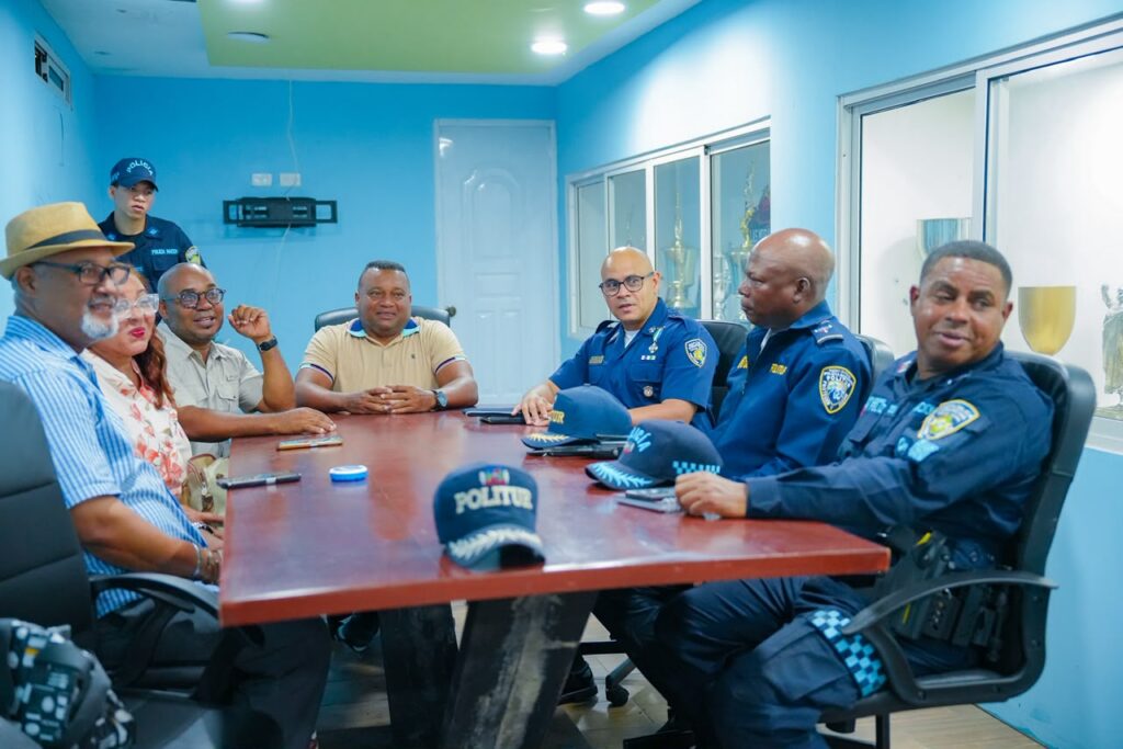 Policía Nacional fortalece diálogo con líderes comunitarios para consolidar transformación institucional en la Zona Colonial