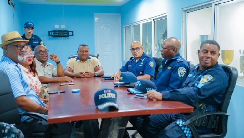 Policía Nacional fortalece diálogo con líderes comunitarios para consolidar transformación institucional en la Zona Colonial