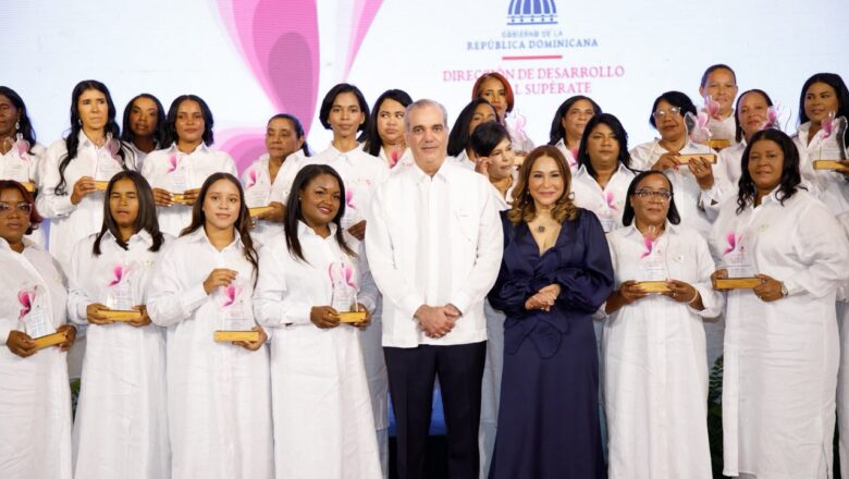 Presidente Abinader encabeza sexta edición del premio Supérate Mujer; reconocen a 35 mujeres SUPEREmprendedoras