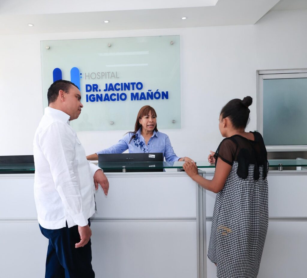 Director del SNS realiza visita no programada al Hospital Jacinto Ignacio Mañón y ordena eliminar trabas en la atención a los pacientes