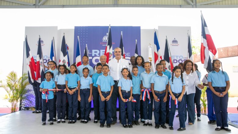 Fortaleciendo el deporte y la formación integral de estudiantes, presidente Abinader inaugura techado en politécnico de San Juan