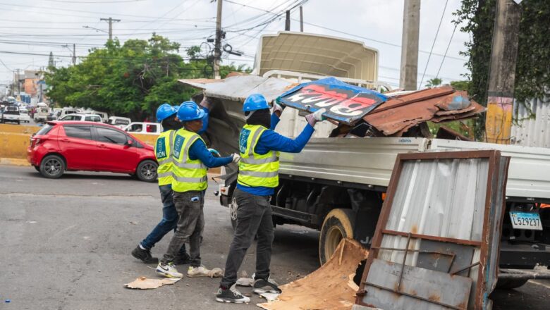 Alcaldía del DN elimina seis ocupaciones ilegales en la acera de avenida Los Mártires con Máximo Gómez