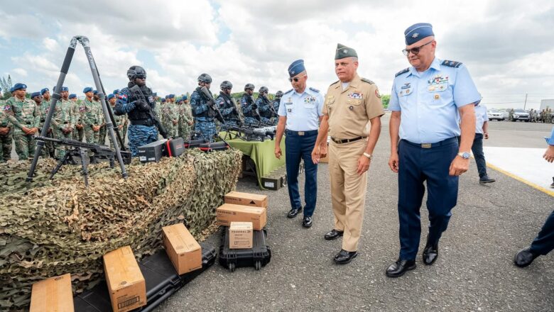 Ministerio de Defensa fortalece capacidades de la Armada y la Fuerza Aérea con entrega de equipos militares y uniformes