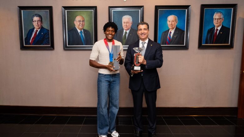 Banco Popular reconoce a Marileidy Paulino tras una histórica temporada en el atletismo mundial