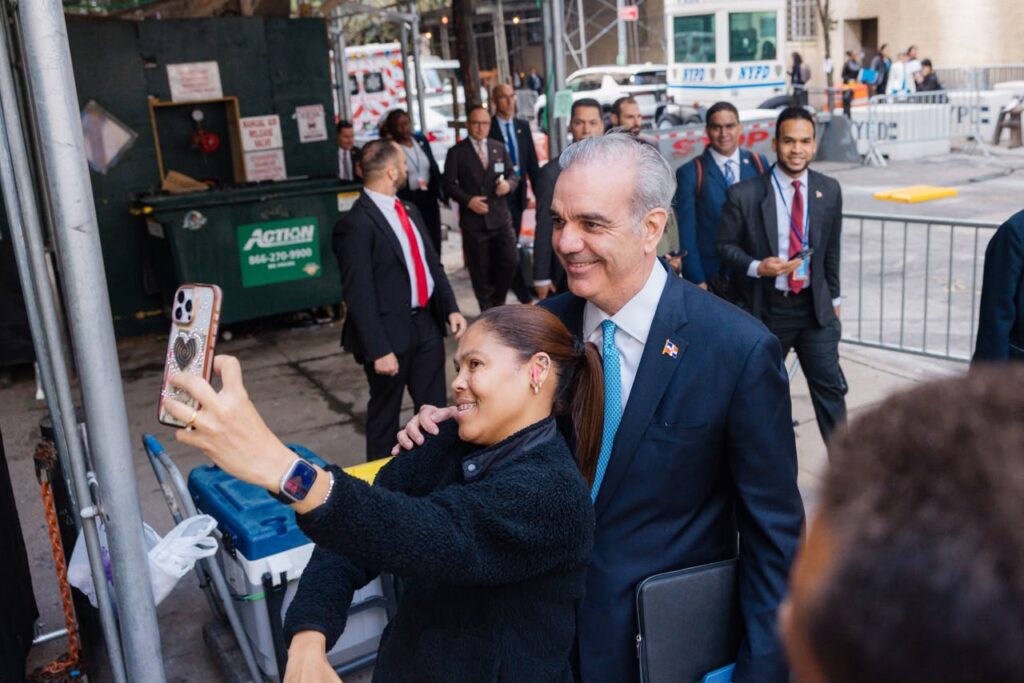 Abinader recorre a pie calles de Nueva York durante su trayecto hacia la Asamblea General de la ONU