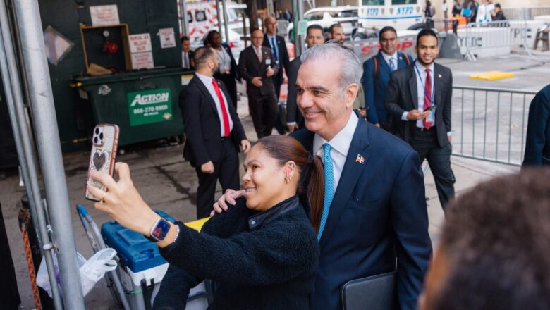 Abinader recorre a pie calles de Nueva York durante su trayecto hacia la Asamblea General de la ONU