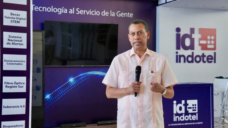 Presidente del Indotel recorre varios estands e invita a la ciudadanía a visitar la Feria del Libro 2026