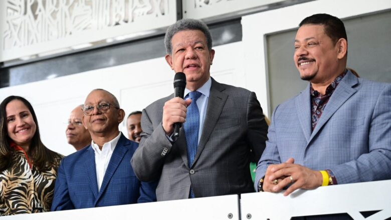 Leonel Fernández juramenta nuevos miembros de la FP en Pensilvania y plantea alianza estratégica con la diáspora