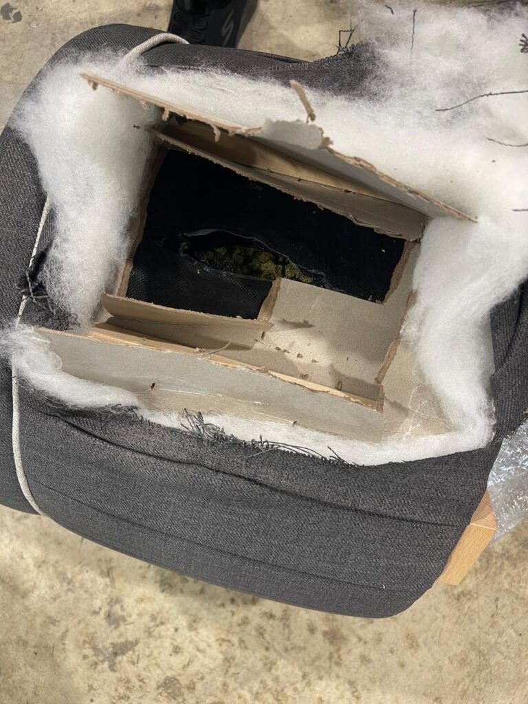 OCUPAN 11 PAQUETES DE PRESUMIBLE MARIHUANA OCULTOS EN UN MUEBLE EN EL AILA