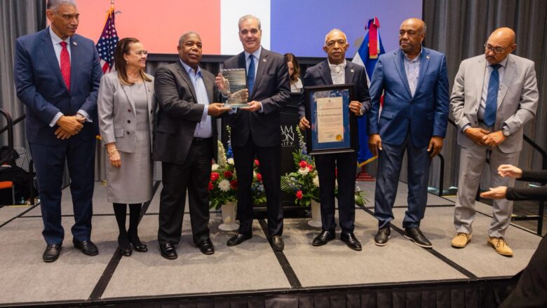 Presidente Luis Abinader rinde homenaje a José Francisco Peña Gómez junto a consulado en New Jersey